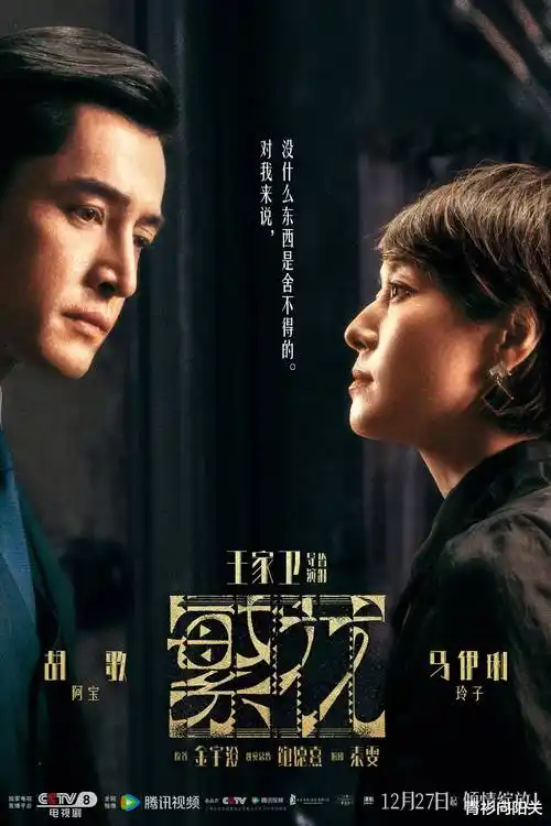 楼道里的她